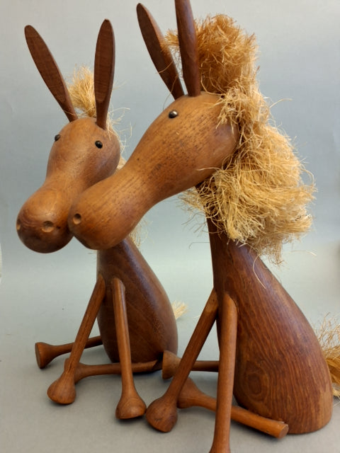 Træfigurer i maghoni, 2 heste